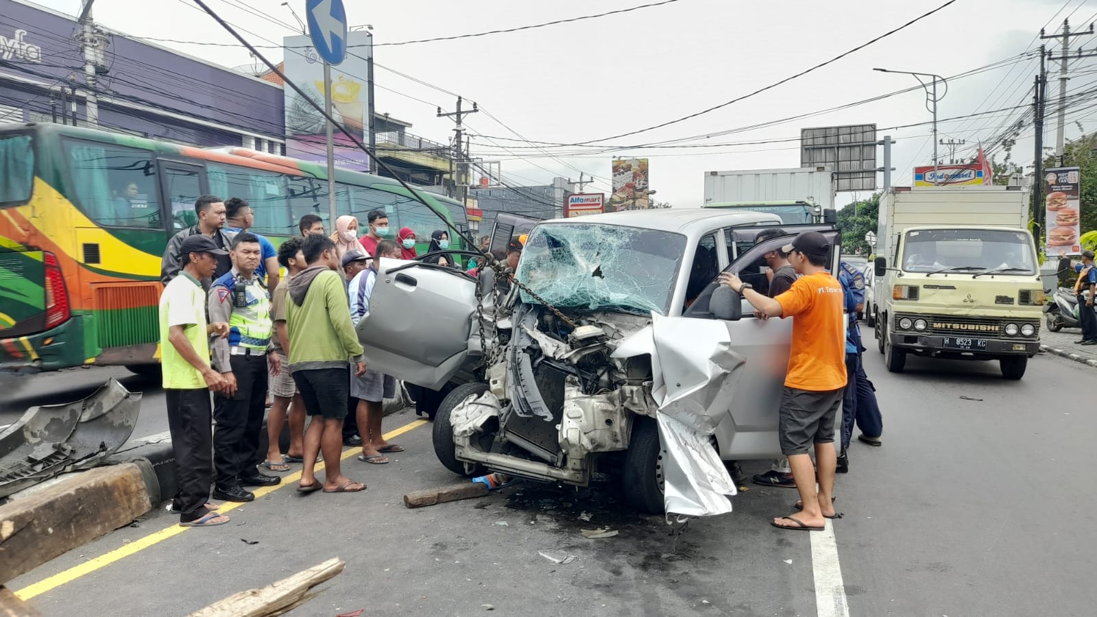 Personil Satlantas Polres Semarang, Dishub, dan relawan saat mengevakuasi pengemudi mobil
