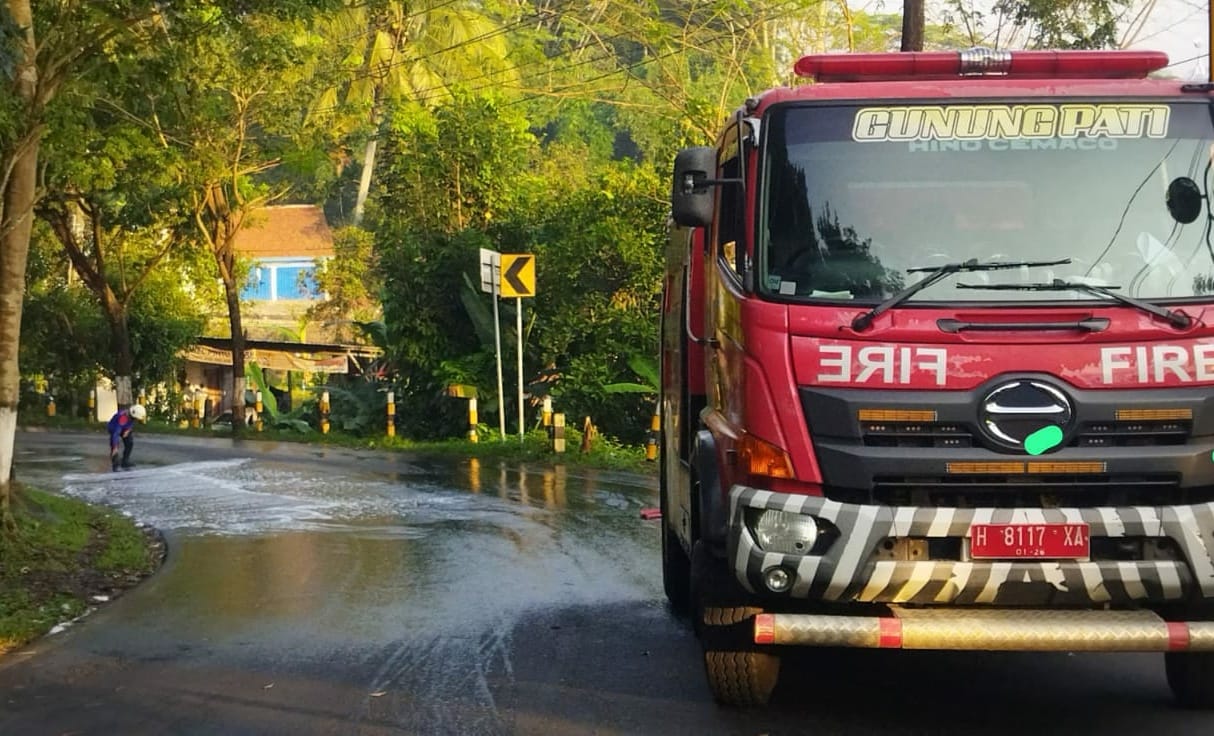 Petugas membersihkan tumbahan solar di lokasi kecelakaan. (M Hariyanto/Jawa Pos Radar Semarang)