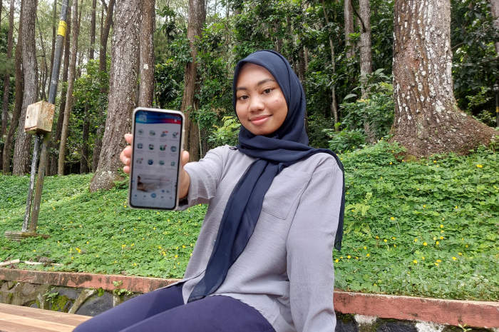 Warih Karisma menunjukkan aplikasi Mobile JKN ketika ditemui saat berolahraga di Kebun Raya Gunung Tidar, Rabu (28/2/2024). PUPUT PUSPITASARI/JAWA POS RADAR SEMARANG