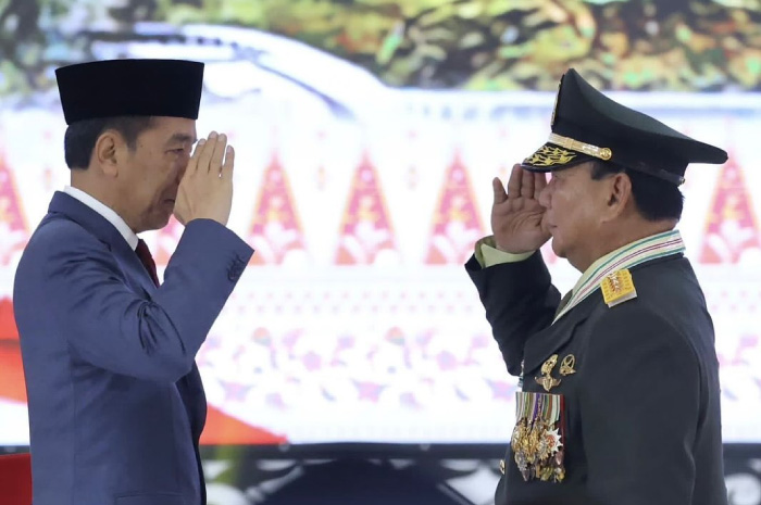 Prabowo Subianto mendapat gelar kehormatan jenderal bintang empat dari Jokowi.