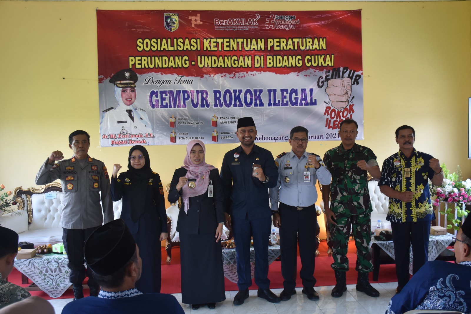 Bupati Demak dr Hj Eistianah dalam sosialisasi peraturan perundangan tentang rokok ilegal di Kecamatan Kebonagung. (Wahib Pribadi/Jawa Pos Radar Semarang)