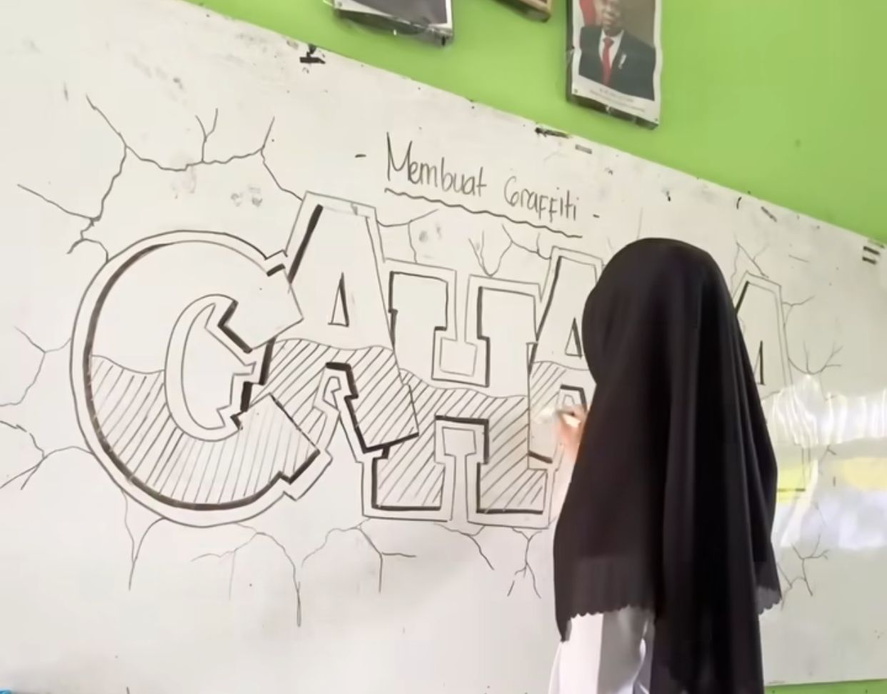 Gokil! Bak Seniman Jalanan, Guru ini Ajarkan Muridnya Membuat Graffiti