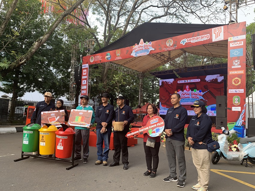 OLAH SAMPAH : Plt Asisten Administrasi Ekonomi, Pembangunan dan Kesejahteraan Rakyat Sekretariat Daerah Kota Semarang Hernowo Budi Luhur