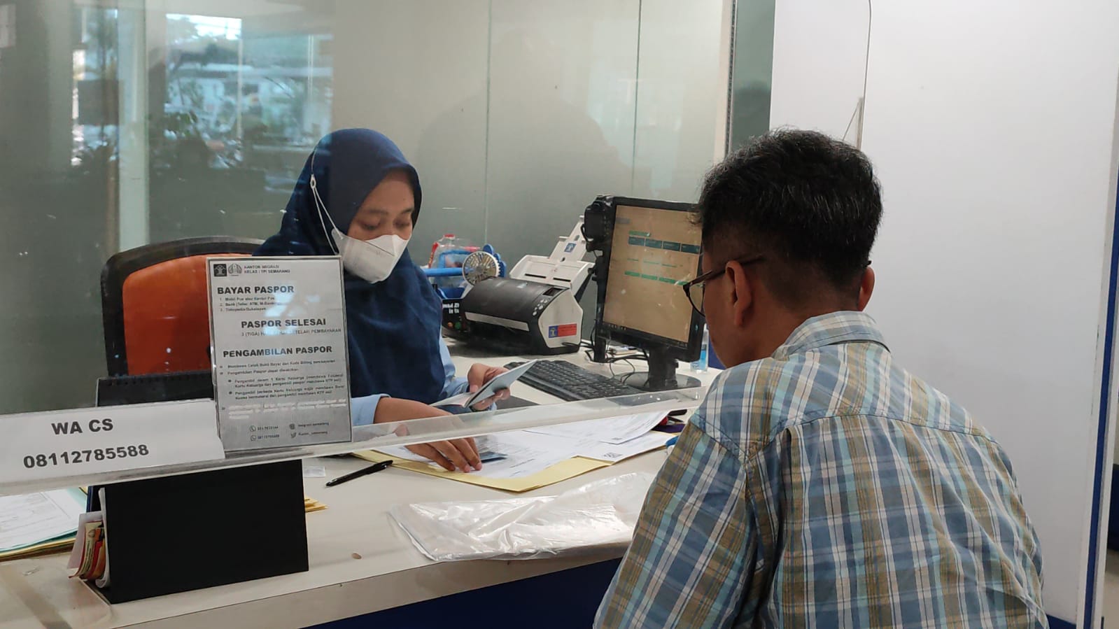 Pemohon mengajukan pelayanan paspor di Kantor Imigrasi Kelas I Semarang