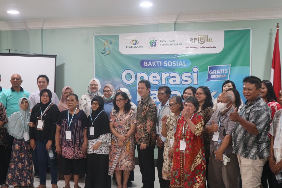 Para pasien berfoto dengan tamu undangan saat usai pembukaan baksos operasi katarak gratis. NURFAIK NABHAN/Jawa Pos Radar Semarang