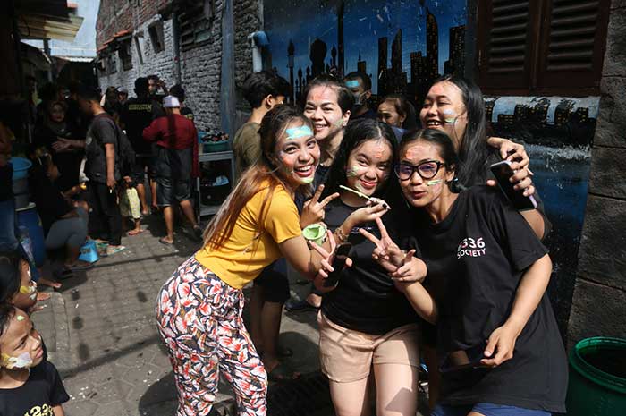 Prosesi perang air saat Gebyuran Bustaman di Kampung Bustaman RT 4 - 5 RW 3, Kelurahan Purwodinatan, Semarang Tengah, Minggu (3/3).NUR CHAMIM/JAWA POS RADAR SEMARANG