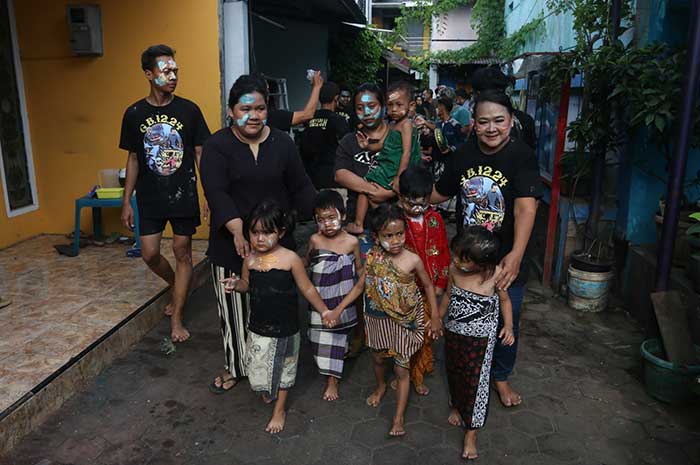 Prosesi perang air saat Gebyuran Bustaman di Kampung Bustaman RT 4 - 5 RW 3, Kelurahan Purwodinatan, Semarang Tengah, Minggu (3/3).NUR CHAMIM/JAWA POS RADAR SEMARANG