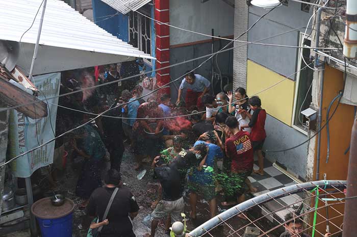 Prosesi perang air saat Gebyuran Bustaman di Kampung Bustaman RT 4 - 5 RW 3, Kelurahan Purwodinatan, Semarang Tengah, Minggu (3/3).NUR CHAMIM/JAWA POS RADAR SEMARANG