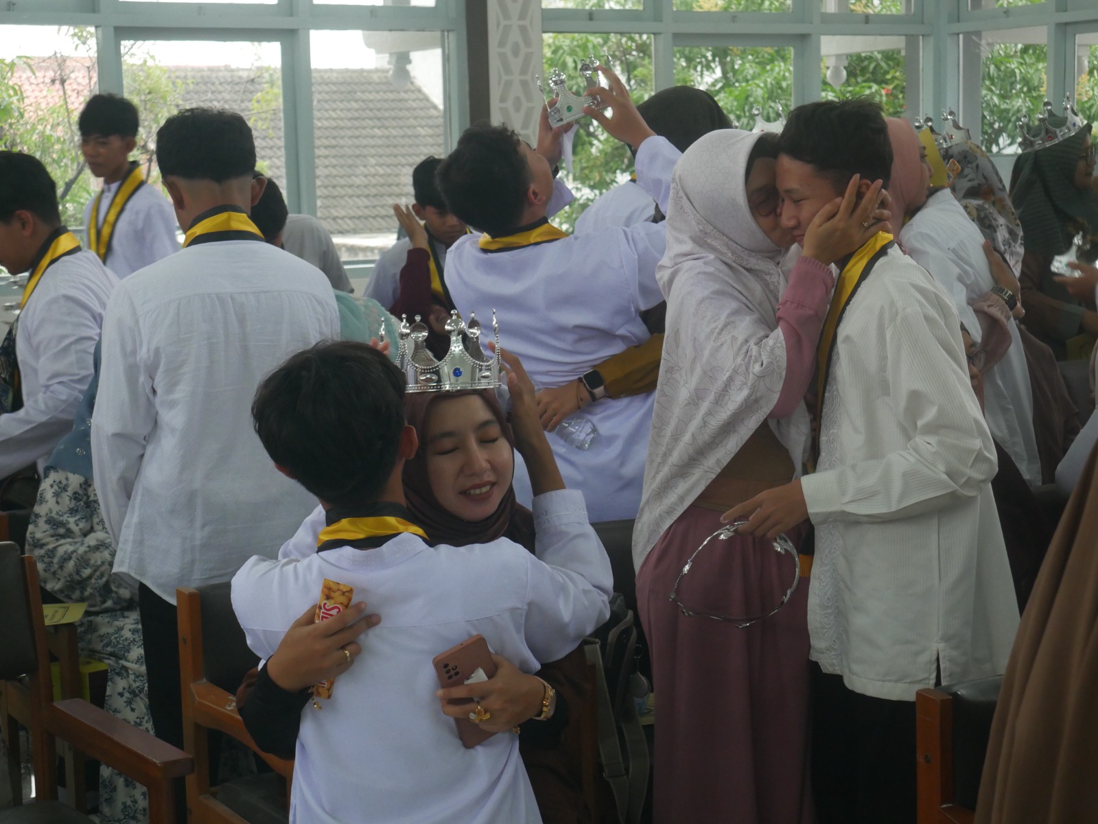 Sesi pemberian mahkota siswa kepada orang tua. Mereka saling berpelukan erat hingga menangis.