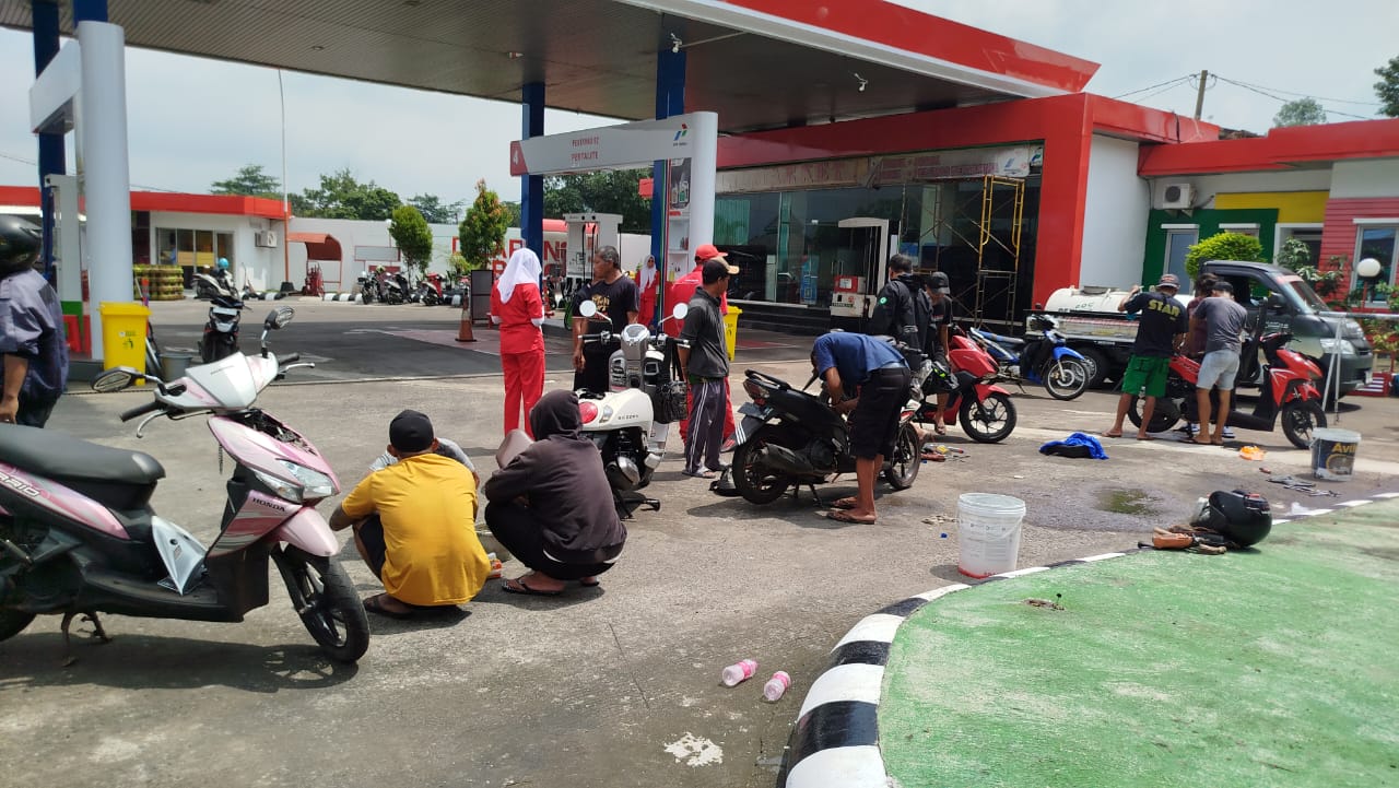 Beberapa sepeda motor yang masih diperbaiki karena mogok usai mengisi bahan bakar pertalit di SPBU Randugunting