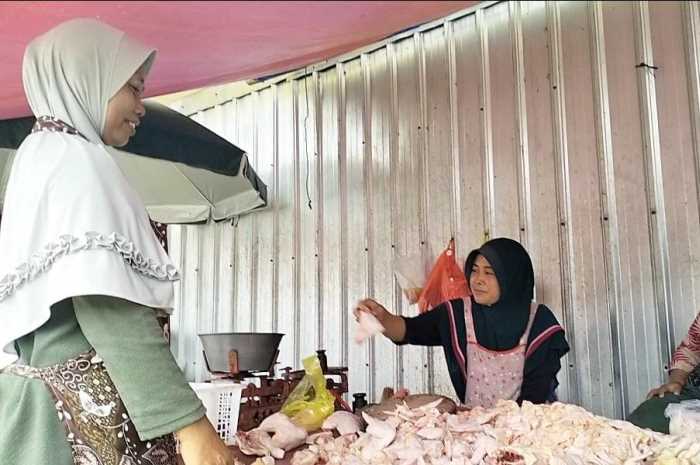 Salah satu pedagang daging ayam di Johar Selatan, Senin (4/3). Figur Ronggo Wassalim/Jawa Pos Radar Semarang