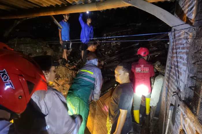 Tim SAR gabungan menyisir rumah Lagiman yang tertimpa material longsor, Minggu (3/3/2024). Empat orang tertimbun dalam musibah ini. (DOK. BPBD SRAGEN)