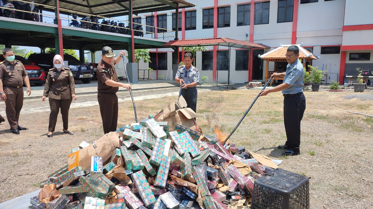 Kejaksaan Negeri Kota Semarang bersama stakeholder terkait memusnahkan barang bukti yang telah memiliki kekuatan hukum tetap, Selasa (5/3/2024).