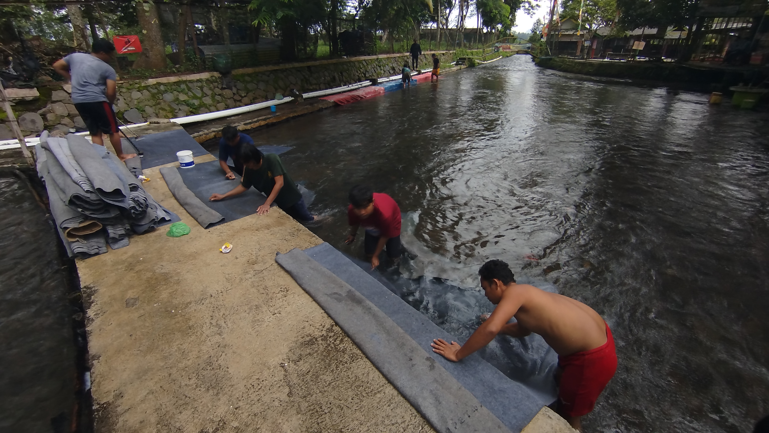 Salah satu rombongan dari ponpes yang mencuci karpet dan tikar masjid di Sungai Muncul