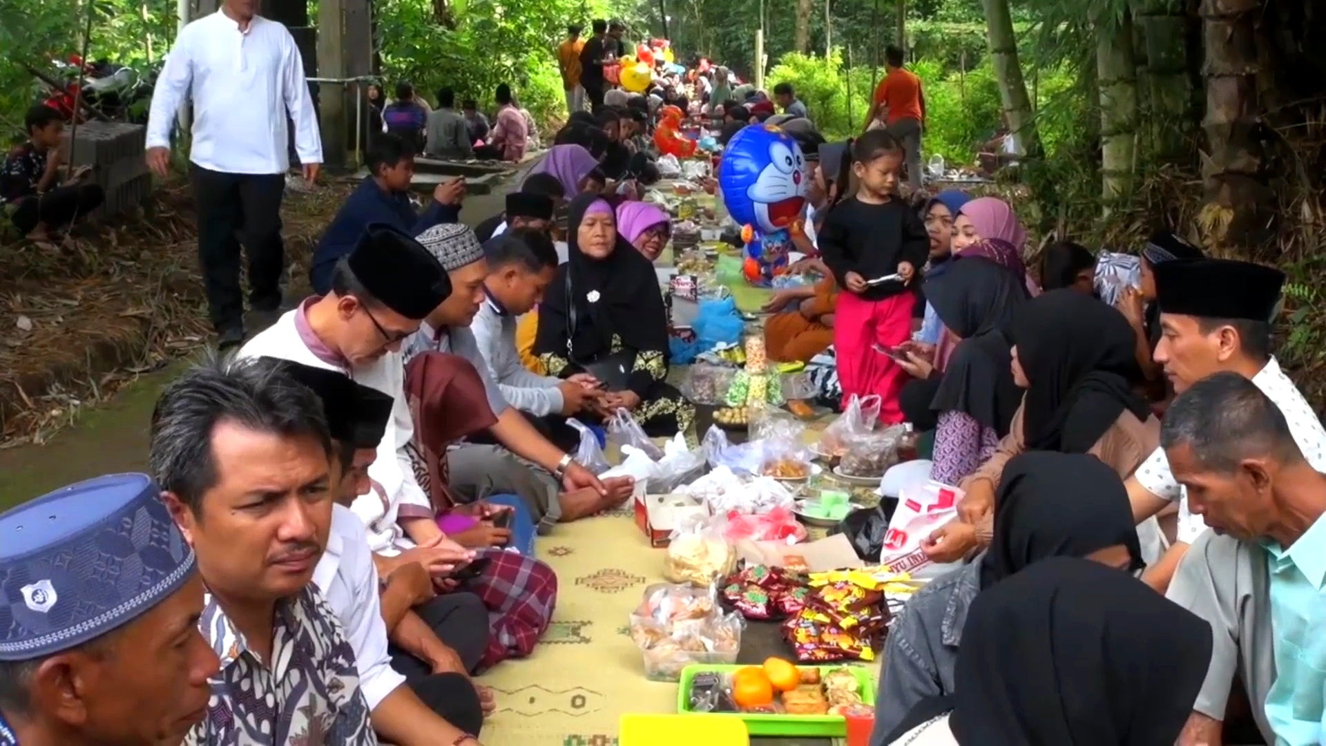 Warga yang tengah berdoa bersama sebelum makan bersama di area makam Ki Branjang Kawat