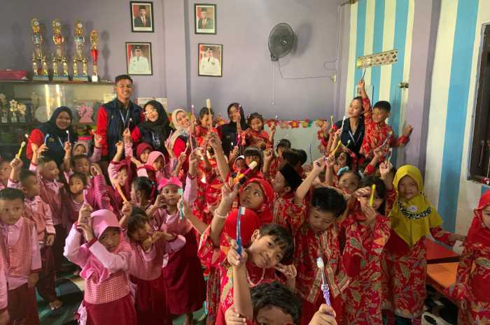 ntusiasme anak-anak TK Bhakti Pertiwi belajar menggosok gigi bersama Tim KKN Kelompok 115 UPGRIS.
