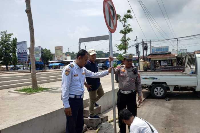 Pemasangan rambu-tambu dilarang parkir di area terlarang RTH Kaliwungu. DEVI KHOFIFATUR RIZQI/ JAWA POS RADAR SEMARANG
