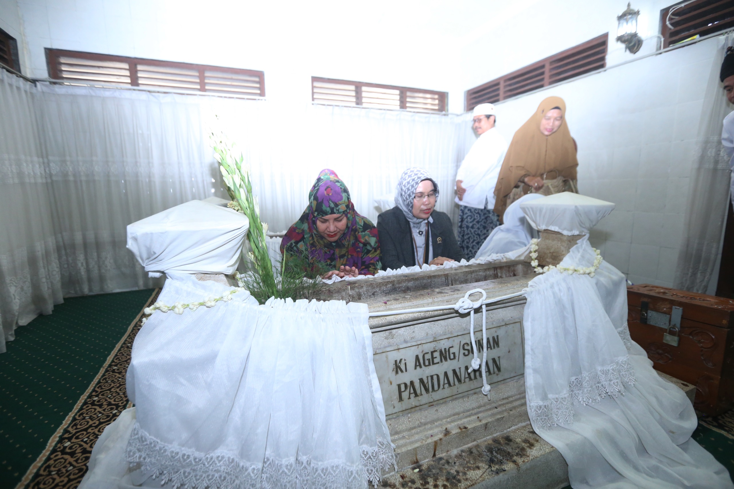 Wali Kota Semarang, Hevearita Gunaryanti Rahayu saat ziarah ke makam Ki Ageng Pandanaran di kawasan Mugas, Kota Semarang, Rabu (6/3).