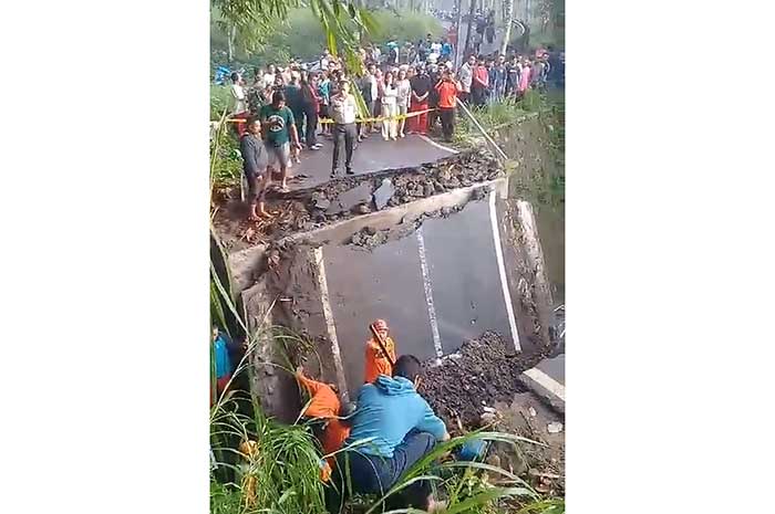 Jembatan Gabus di Dusun Salam, Kelurahan Randuacir, Kecamatan Argomulyo, Kota Salatiga ambrol akibat diterjang banjir bandang, Rabu (6/3/2024) dini hari sekitar pukul 03.00 WIB.