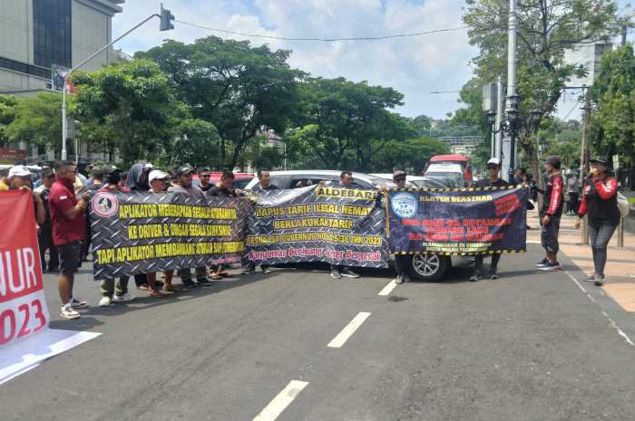 Ratusan Driver Online berunjuk rasa untuk menagih janji agar aplikator menyesuaikan tarif sesuai Pergub Jateng. KHAFIFAH ARINI PUTRI/JAWA POS RADAR SEMARANG