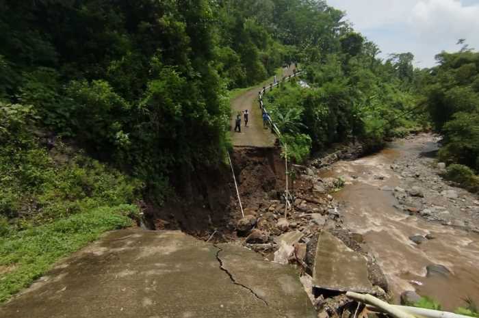 Kondisi jalan menuju Desa Regunung dari Dusun Kragilan yang terputus akibat tergerus banjir bandang.&nbsp;NURFAIK NABHAN/Jawa Pos Radar Semarang
