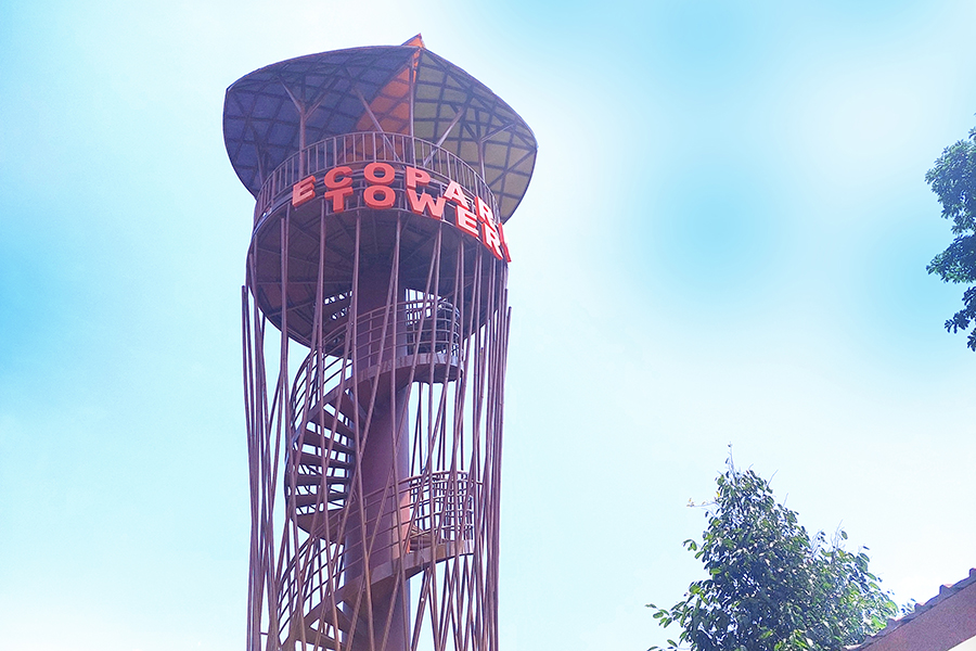 TINGGI MENJULANG : Ecopark Tower wajib dicoba untuk menguji adrenalin. Menara pandang setinggi 16 meter ini dilengkapi dengan tangga berbentuk spiral.