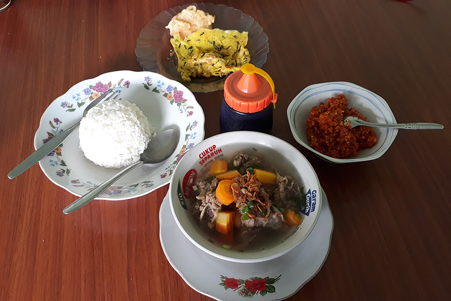 LEGEND: Sup buntut Taman Sari banyak dicari pembeli.