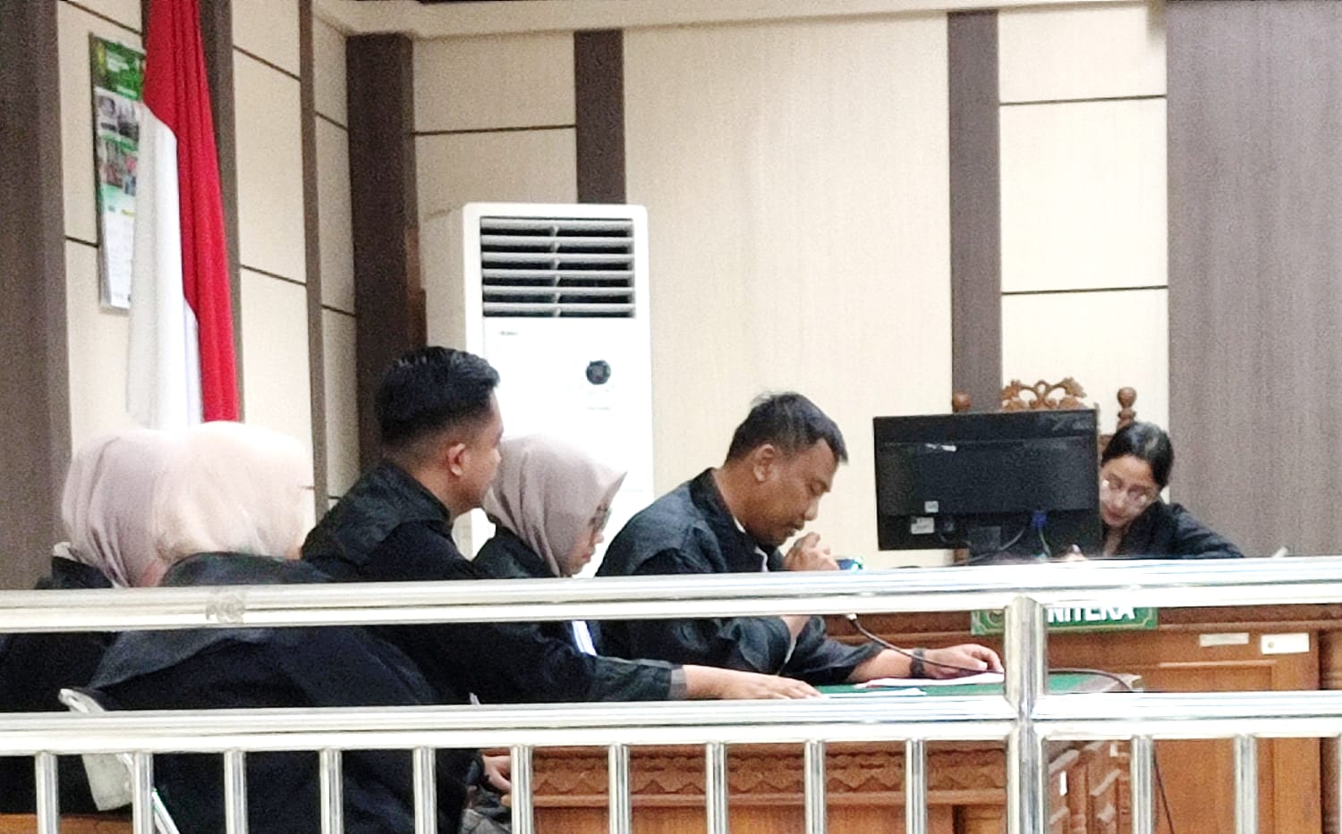 Jaksa Penuntut Umum Kejari Kota Agus Sunaryo membacakan surat dakwaan terdakwa kasus korupsi bank pemerintah, Anggoro Bagus Pamuji, Kamis (7/3/2024).