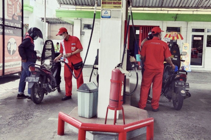 Ilustrasi pengisian bahan bakar di SPBU.