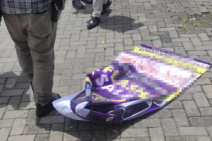 Pemasangan spanduk atau baliho di tepi jalan harus berhati hati. Jika tidak aman, bisa mencelakakan orang lain. (Dhinar Sasongko/Jawa Pos Radar Semarang)