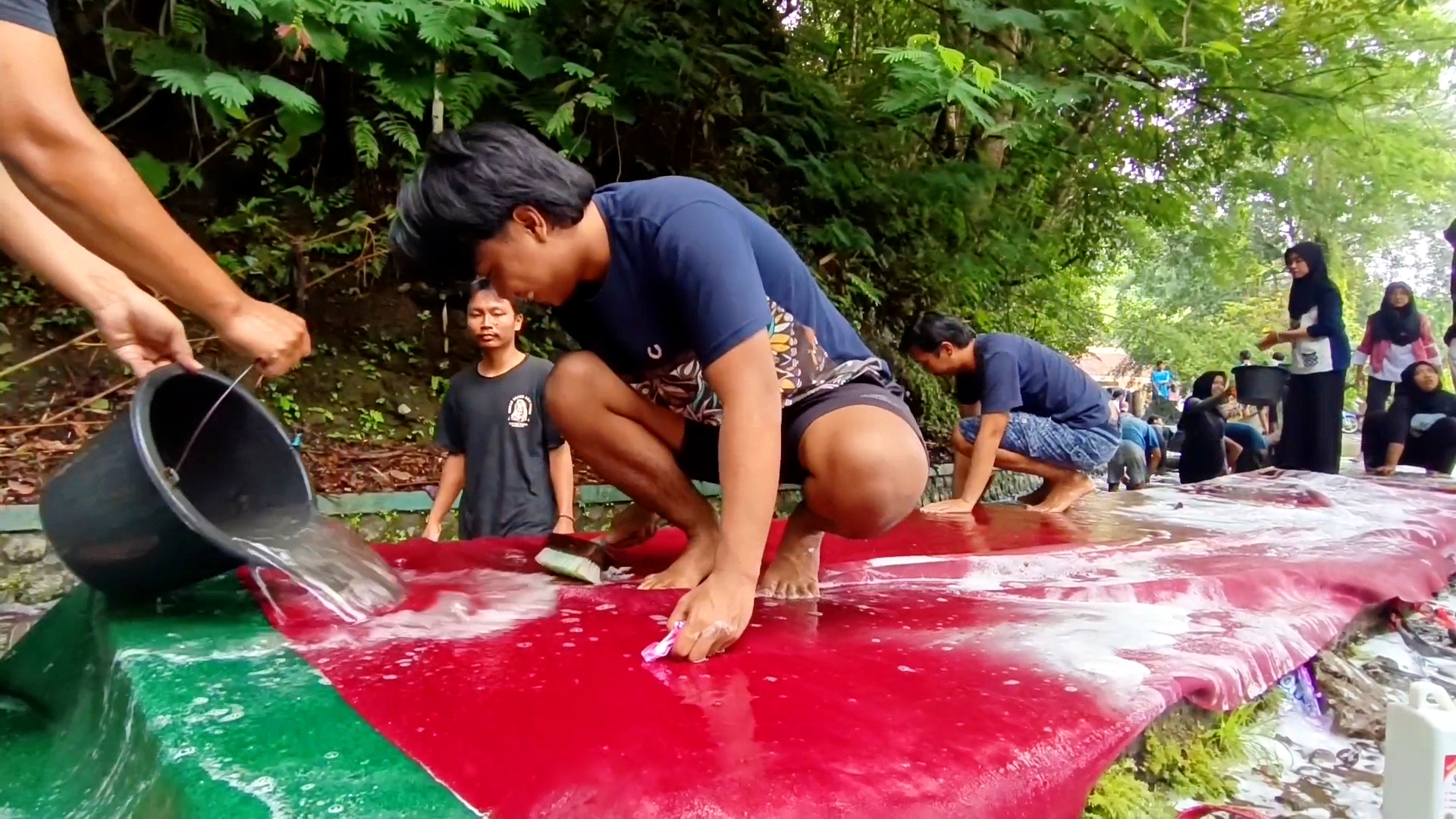 Warga saat mencuci karpet di aliran sungai yang berada di area Umbul Senjoyo, Tengaran