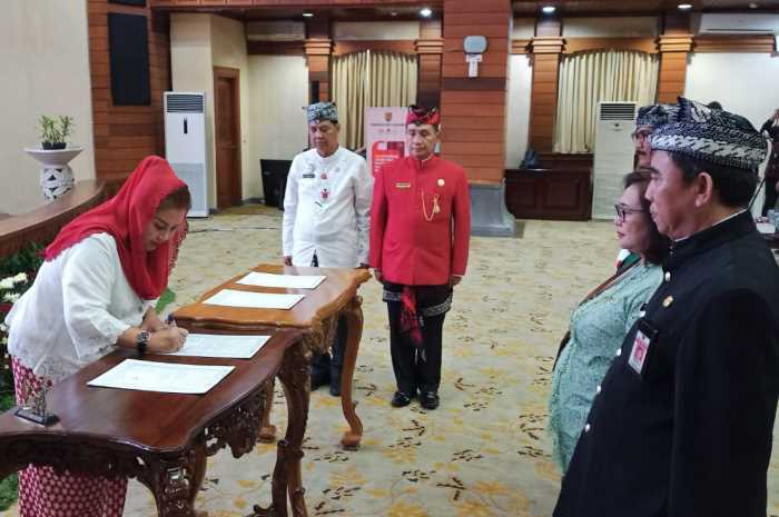 Sejumlah pejabat Pemkot Semarang dirotasi. Mulai dari kepala dinas hingga kepala sekolah.
