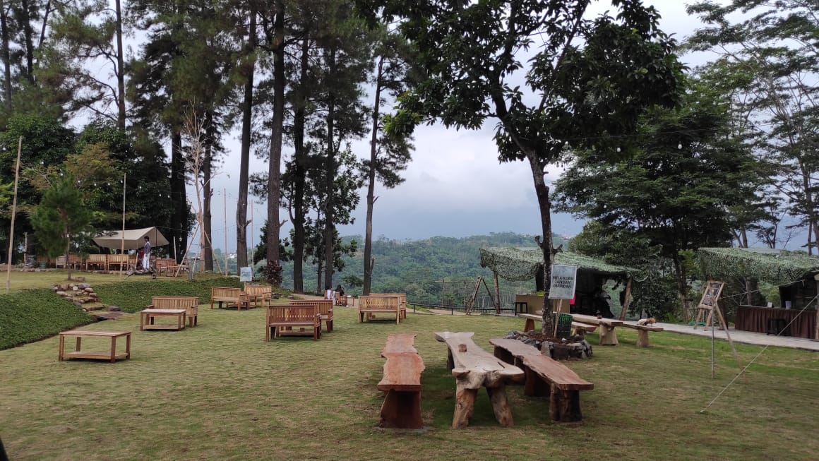 Area nongkrong favorit pengunjung Pinusia Pinusia Park, Kalirejo, Ungaran Timur