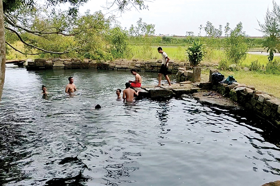 TERASA SEGAR: Pemandangan di situs pemandian Balekambang yang teduh dan memanjakan mata pengunjung yang datang.