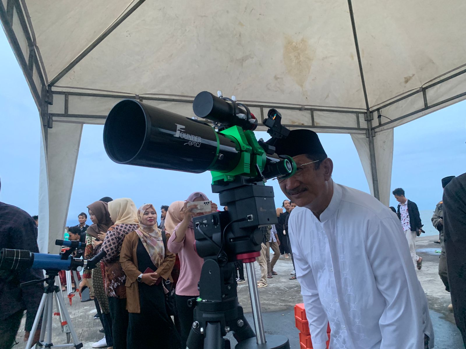 Prosesi rukyatul hilal di Pelabuhan Kendal Minggu (10/3). DEVI KHOFIFATUR RIZQI/ JAWA POS RADAR SEMARANG