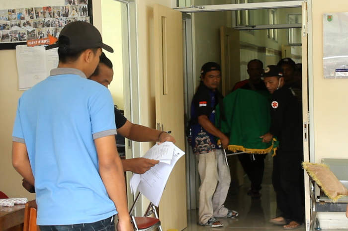 Jenazah ibu dan anak usai menjalani visum di RSUD Muntilan Kabupaten Magelang, langsung dibawa ke kediaman. ROFIK SYARIF G P/JAWA POS RADAR SEMARANG