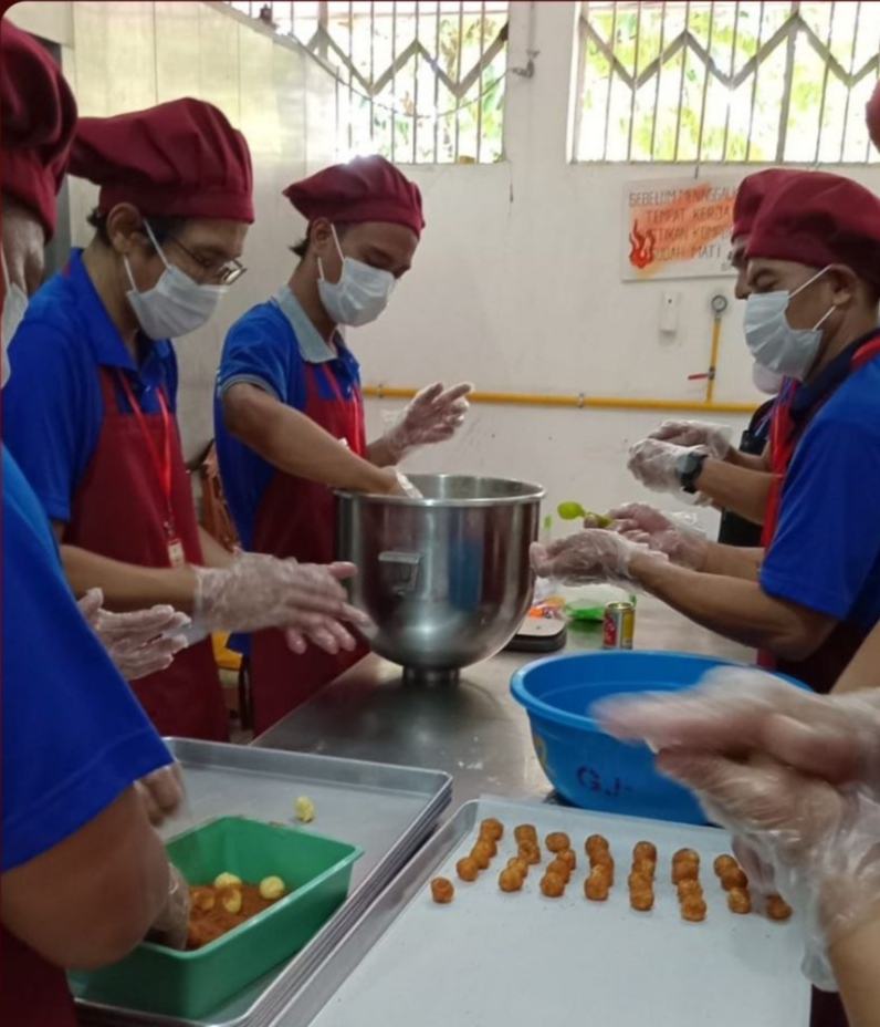20 warga binaan pemasyarakatan Lapas Kedungpane sedang mengikuti pelatihan kue kering