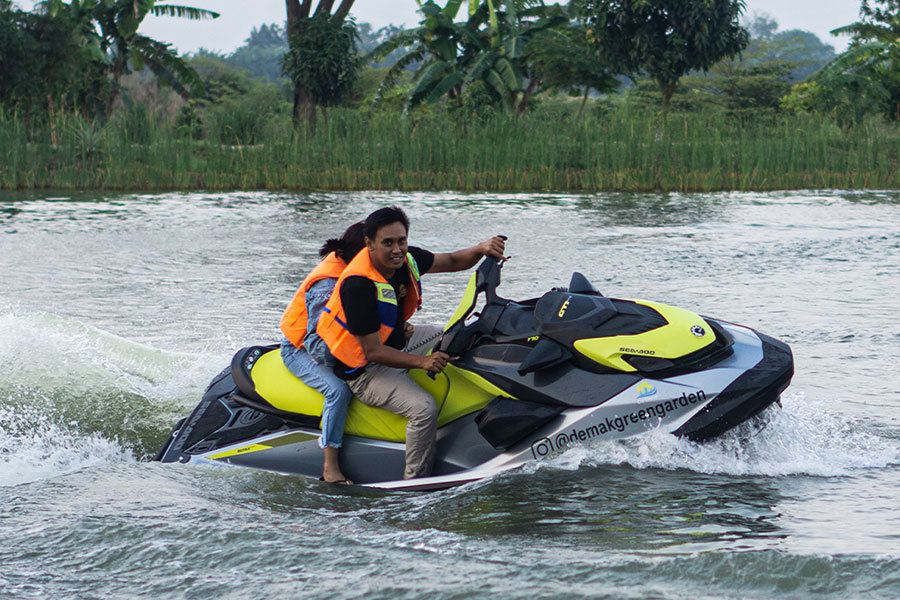 ASYIK : Pengunjung yang begitu asyik menikmati bermain Jetski di tengah rawa di kawasan DeGega
