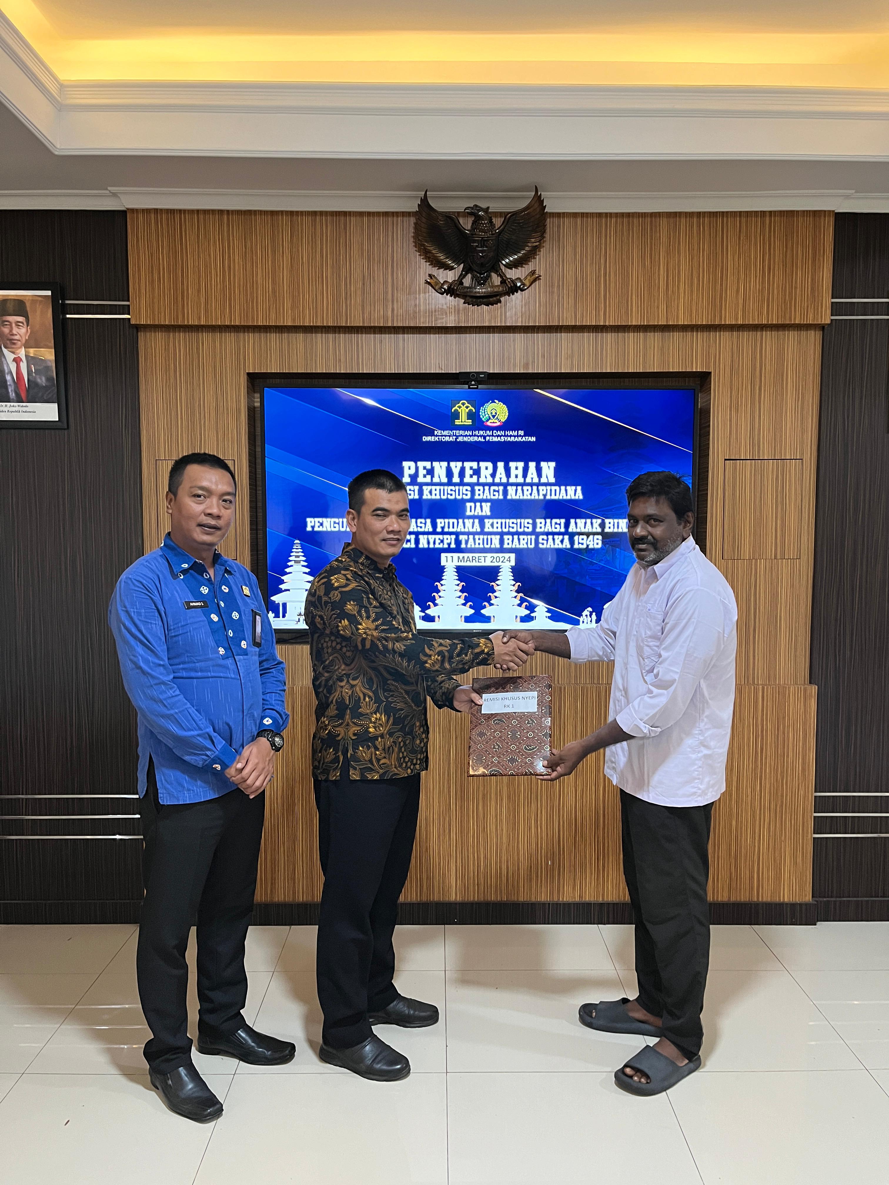 ISTIMEWA Pelaksana Harian Kepala Bidang Pembinaan Lapas Semarang, Nurhamdan menyerahkan SK remisi pada warga binaan asal Malaysia berinisial MA, di Aula Merdeka Lapas Semarang, Senin (11/3).