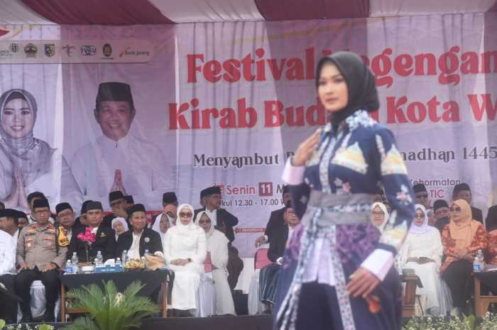 Bupati Demak dr Eistianah bersama Wakil Bupati KH Ali Makhsun menonton parade seni fashion dalam tradisi megengan jelang Ramadan. (Wahibpribadi)