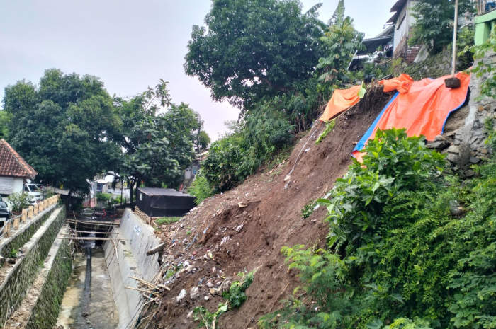 Talut longsor Jalan Lempongsari RT 1 RW 2, Selasa (12/3). FIGUR RONGGO WASSALIM/JAWA POS RADAR SEMARANG