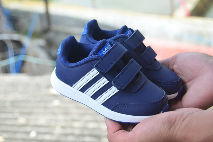 Ilustrasi sepatu anak adidas dalam 4 tips memilih sepatu anak sesuai dengan usianya.