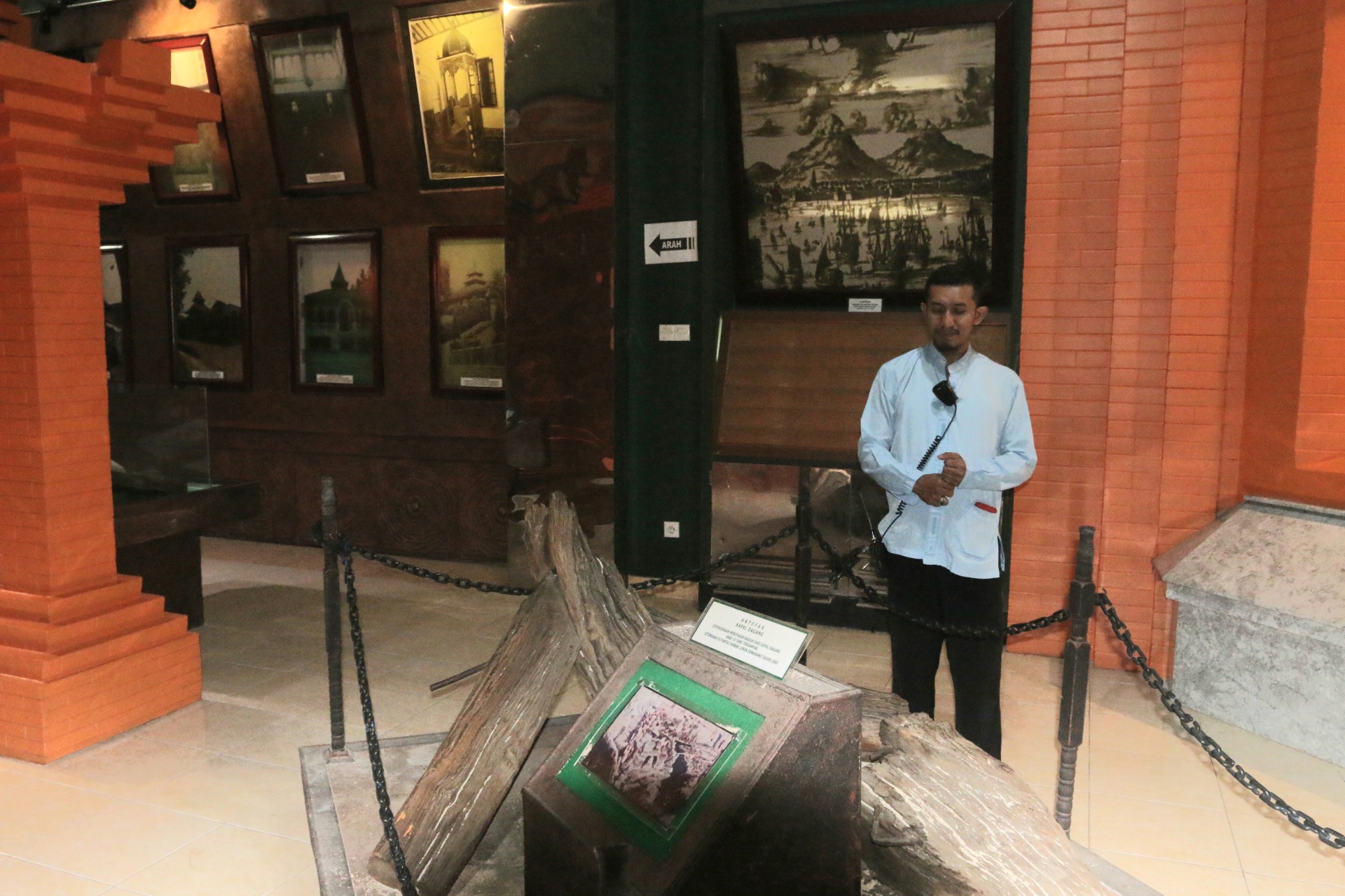 KOLEKSI MUSEUM : Pengunjung bisa melihat berbagai peninggalan sejarah keislaman yang ada di Museum Menara Al Husna, MAJT.
