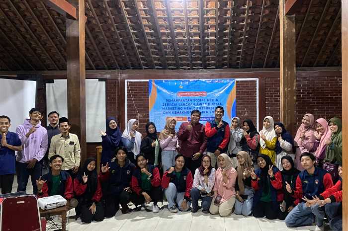KKN Kelompok 90 UPGRIS memberikan pelatihan digital marketing pada UMKM di Desa Tuntang