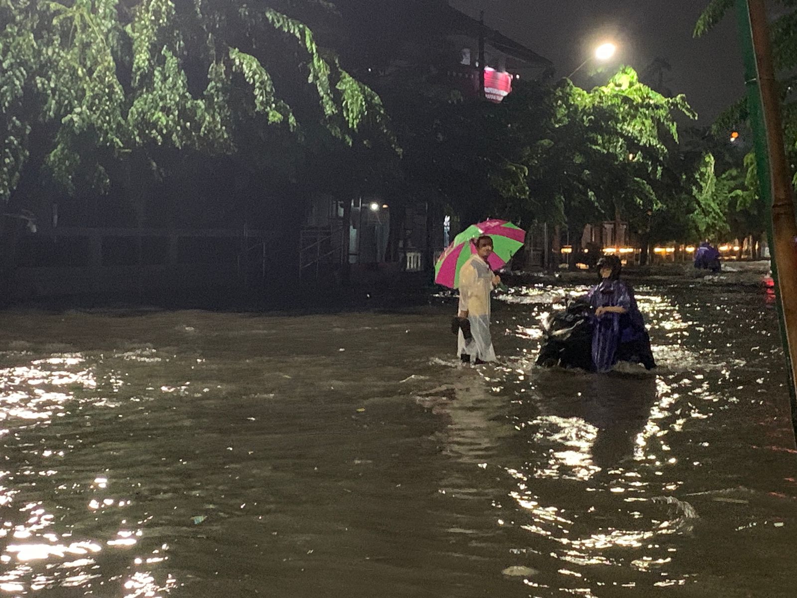 Kondisi area Kota Lama Semaramg hingga Jalan Dokter Cipto tergenang banjir karena hujan deras. M. IQBAL AMAR/JAWA POS RADAR SEMARANG
