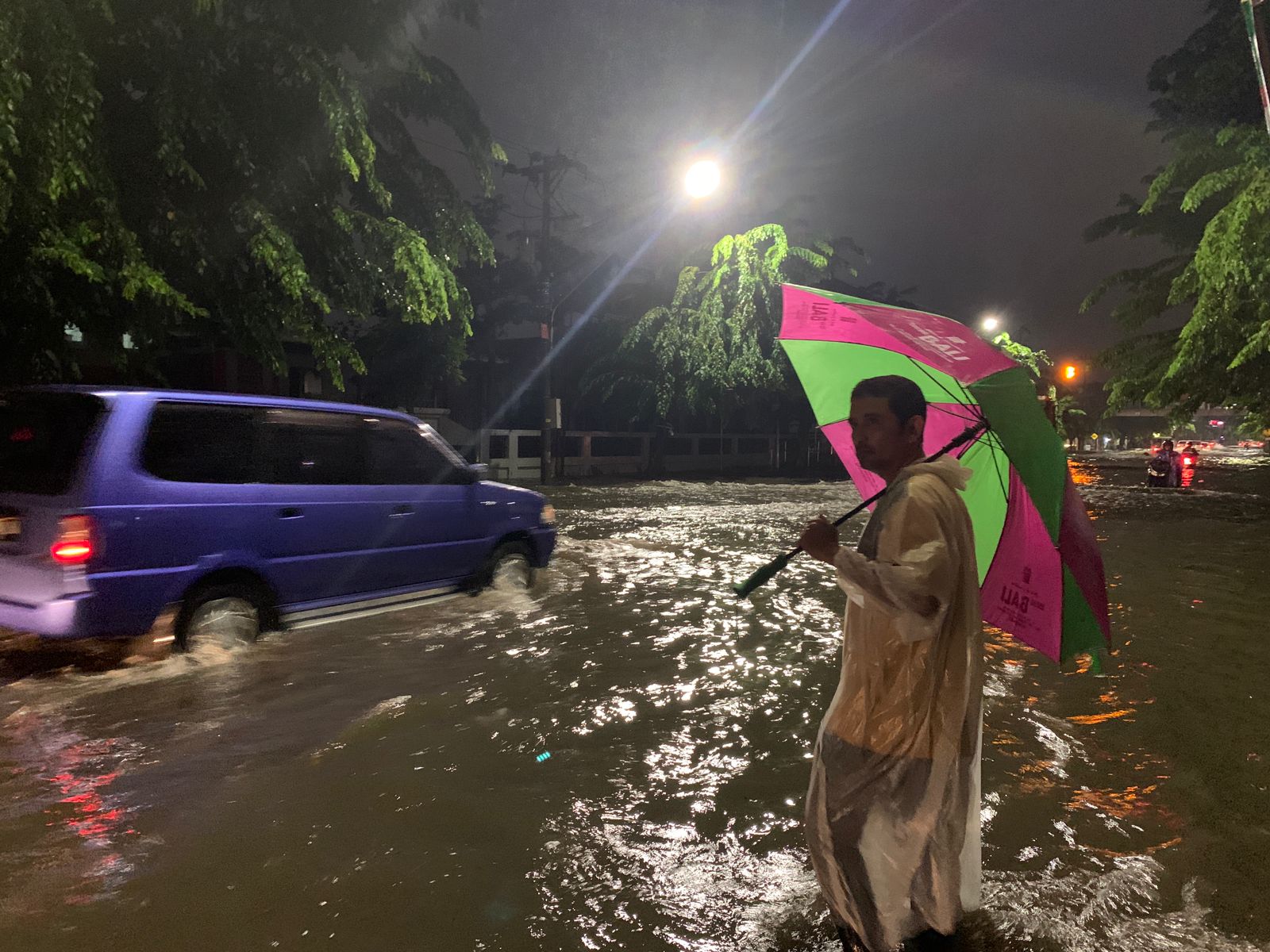 Banjir merendam kawasan Kota Lama Semarang Rabu (13/3/2024) malam. (M Iqbal Amar/Jawa Pos Radar Semarang)