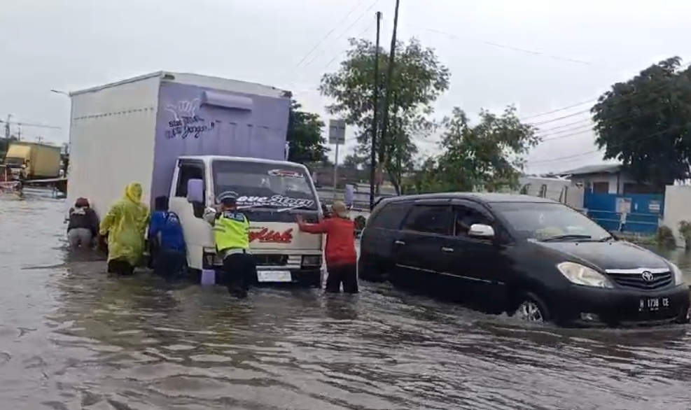 Lalu lintas macet di Jalan Kaligawe Raya akibat adanya genangan, Rabu (13/3).  (Figur Ronggo Wassalim/Jawa Pos Radar Semarang)