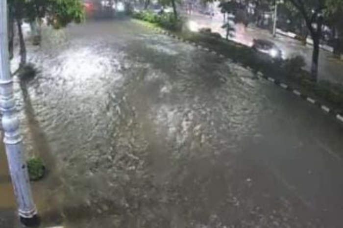 Wilayah Jalan Pahlawan Semarang tak luput dari genangan banjir pada Rabu (13/3/2024) malam.