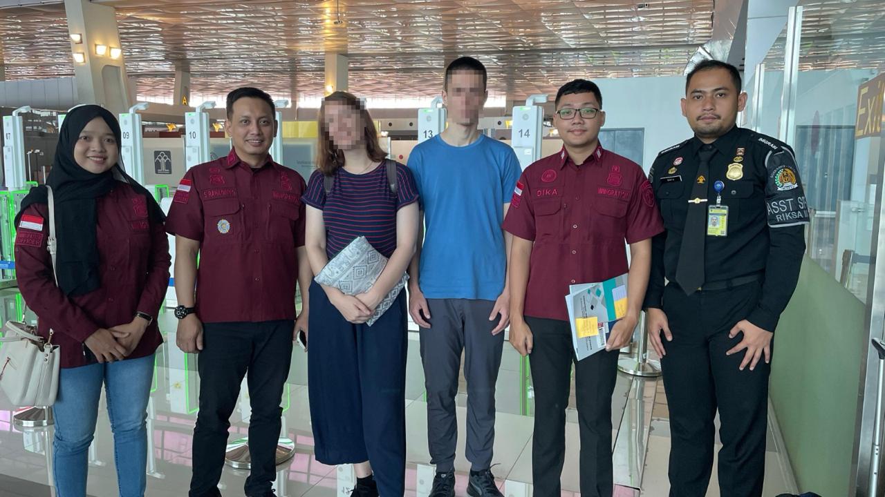 Petugas Rudenim Semarang mendeportasi warga negara asing, dikawal hingga bandara.
