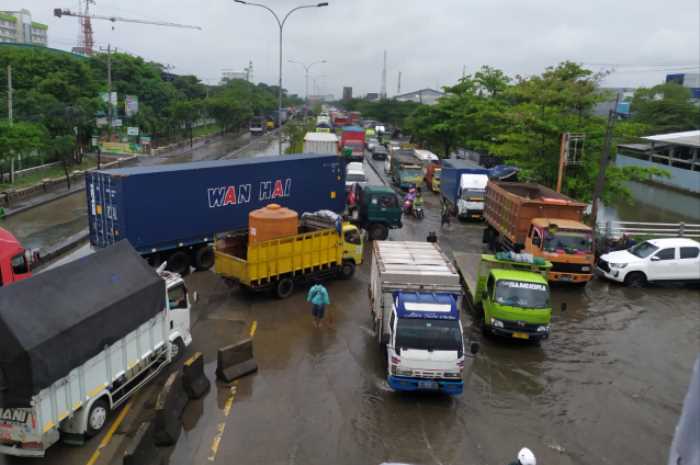 Banjir menggenangi Jalan Kaligawe Raya Semarang Rabu (13/3/2024). (M Hariyanto/Jawa Pos Radar Semarang)